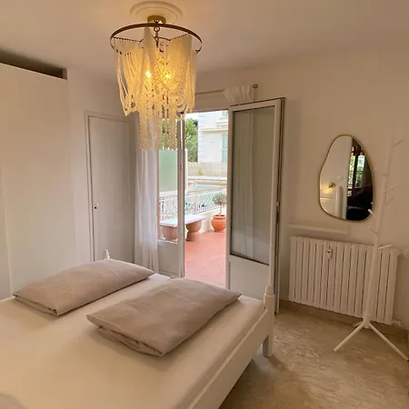 Sanary- La Vie Est Belle- Centre 2 Minutes A Pied- 5 Minutes Apartamento